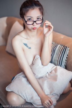 美女脱得只剩皮肤